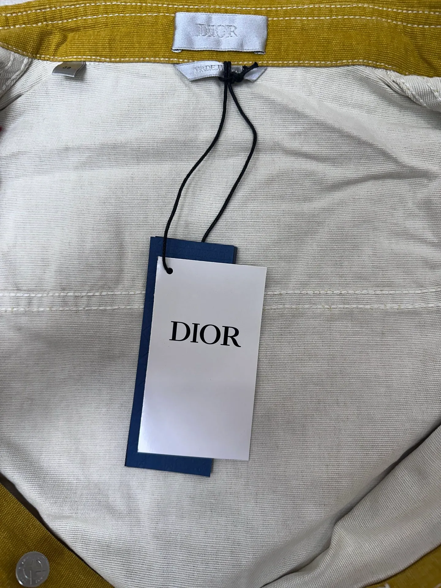 P440 Dior Stone Island joint embroidered denim shirt 24ss new model comes from the AND STONE ISLAND limited series, showing the logo of the joint series. Crafted from yellow cotton, it features the AND STONE ISLAND logo on the chest, highlighting Stone Island's classic star logo with the letter O in the logo. Wear it with or over for a sophisticated and trendy look. Same size for men and women: S/M/L/XL